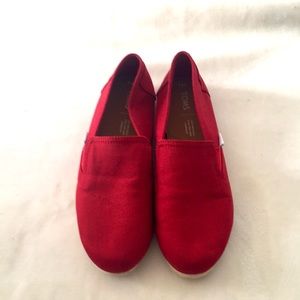 Red TOMS classic slide on